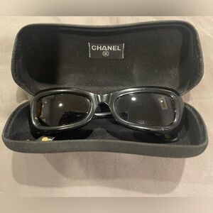 CHANEL Elegant Black Women's Sunglasses